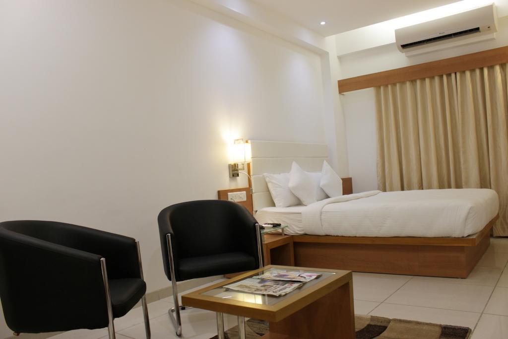 Hotel Ashray Inn Ahmedabad Zimmer foto