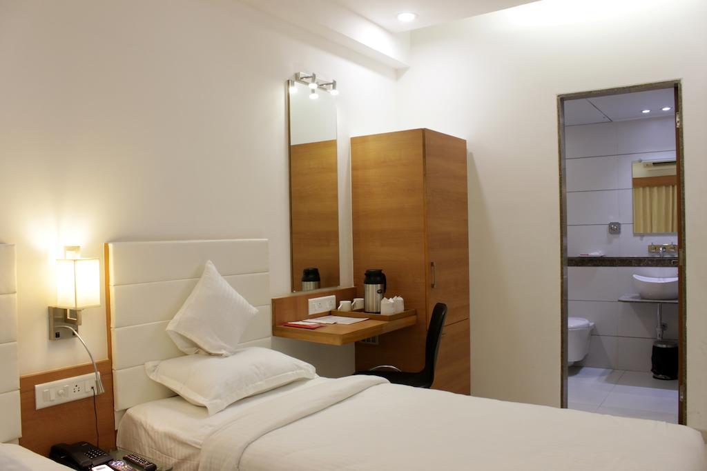 Hotel Ashray Inn Ahmedabad Zimmer foto