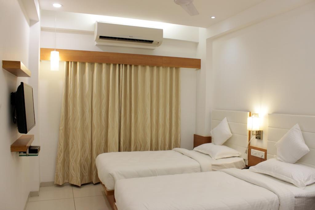 Hotel Ashray Inn Ahmedabad Zimmer foto