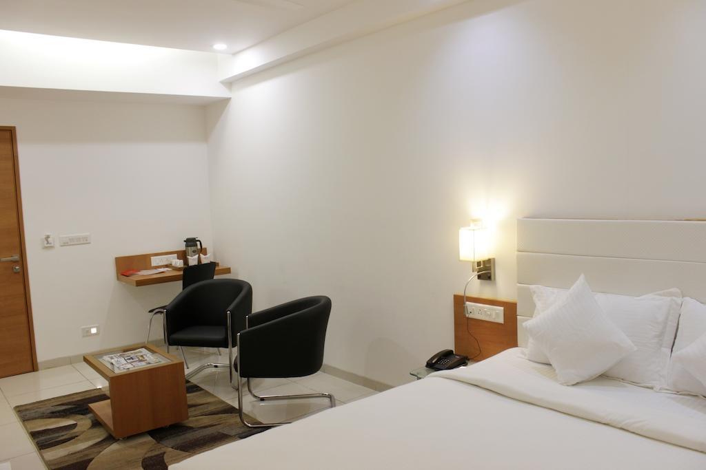 Hotel Ashray Inn Ahmedabad Zimmer foto